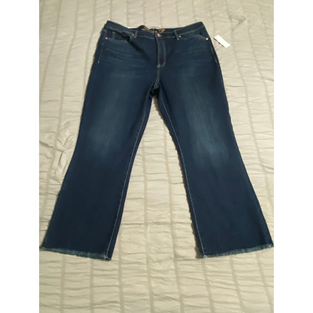 NWT Seven7 Fashion High Rise Fray Hem Slim Through Hip and Thigh Cropped Jean 16